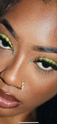 Green Makeup Looks Black Women, Green Makeup Aesthetic, Face Beat, Green Makeup