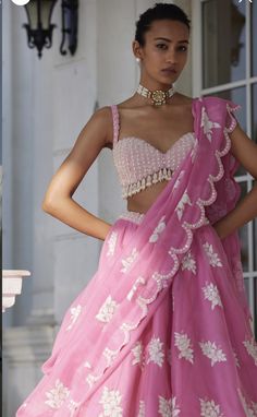 Indian Sister Of The Bride Outfit, Pink Bandhani Lehenga, Unique Indian Dresses Ideas, Bridal Sangeet Outfits, Shaadi Lengha, Pink Traditional Dress, Stylish Lehenga Designs, Dress For Reception, Indian Outfits Modern