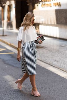 This Pin was discovered by diana ajih. Discover (and save!) your own Pins on Pinterest. Dresses Drawing, Sketches Fashion, Nova Fashion, Casual Fashion Trends, 40 Fashion, Drawing Fashion, Summer Work Outfits, Striped Skirt, Fashion Blogger Style