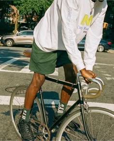 Photoshoot Fits, Casual Photoshoot, Only Ny, Photography 35mm, Streetwear Ideas, Androgynous Style, Bike Aesthetic, Tennis Style, Bike Style