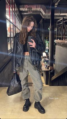 Dramatic Clothing Style, Boyfriend Style Outfits, How To Style Black Leather Pants, Grunge Style Winter, German Street Style, Indie Rock Outfits, Biker Jacket Outfit, Life Imitates Art, Look Retro