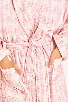 Cozy chic and so in love with our Indie Robe. Arriving in 100% cotton, these ultra-soft robes features our favorite florals and keep you comfy as you get ready for the day or night. Bath Robes Aesthetic, Cute Robes For Women, Cute Bath Robe, Bath Robes, Cute Bathroom Robe, Bath Robe Aesthetic, Cute Robes, Loveshackfancy Pajamas, Love Shack Fancy Bath Robe