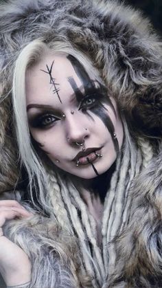 Easy Viking Makeup, Wasteland Makeup, Viking Halloween Costume, Viking Makeup, Witchy Makeup, Vikings Halloween, Maquillage Halloween Simple, Easy Halloween Makeup