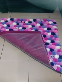 El post de hoy estpensado en todas las amantes de la decoración pues vamos a hacer 3 alfombras de lana hechas a manopara que engalanes cada uno de tus Pompom Crafts, Diy Pom Pom Rug, Rug Diy, Pom Pom Baby, Ideas For Crochet, Pom Pom Rug, Diy Pom Pom, Yarn Pom Pom, Pom Pom Crafts