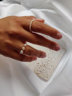 The delicate, shimmering pearls are held by a filigree ring band that is reminiscent of the gentle waves of the ocean. Ideal for summer or as a subtle but sophisticated eye-catcher for any outfit, this ring brings the perfect mix of natural beauty and relaxed beach vibe to your jewelry box. A must-have for anyone who loves the sea and appreciates elegance at the same time. ➡️Size: different sizes available ➡️Material: - Freshwater cultured pearls (each pearl is unique) - elastic band ➡️Special f Surfer Christmas, Waves Of The Ocean, Christmas Presents For Her, Gift Idea For Mom, Ring Pearl, Present For Her, Presents For Her, Filigree Ring, Freshwater Cultured Pearls