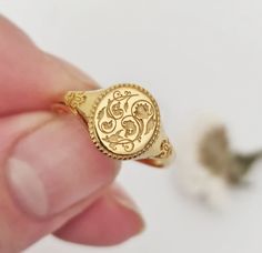 18K 14K 9K Flower Signet Ring Floral Wreath Signet Ring - Etsy Greece Signet Ring For Women, Men's Signet Ring Gold, Seal Rings Women, Men's Pinky Rings, Signet Ring Oval, Flower Signet Ring, Floral Signet Ring, Rose Signet Ring, Gold Vintage Rings Antiques