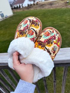 Haydays Slippers Aztec Cactus, Boot Slippers, Classy Cowgirl, Western Shoes, Shoe Designs, Western Boutique, Western Graphic Tees, Ariat Boots, Western Accessories