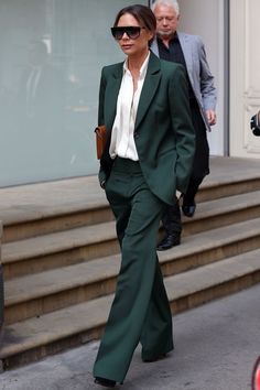 Streetwear Fashion Fall, Beckham Suit, Victoria Beckham Outfits, Victoria Beckham Style, Posh Spice, Amal Clooney, Business Chic, Green Suit