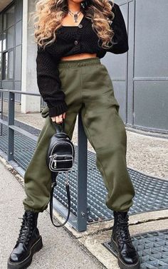 Green Joggers Outfit, Joggers Outfit Women, Cute Sweatpants Outfit, Sweatpants Outfits, Jogger Pants Outfit, Cute Sweatpants, Style Sweatpants, Sweatpants Outfit