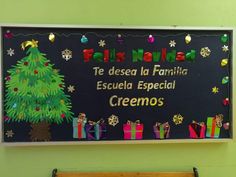 a blackboard with christmas decorations and presents on it in front of a wall that says te desca la familia escula especial cremos