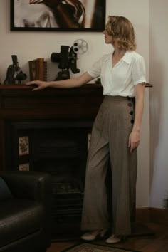 Vintage Trousers Outfit, 1930s Outfits, 40s Mode, 1940s Outfits, Trousers For Women, Vintage Trousers, 40s Fashion, Vintage Wardrobe, Vintage Inspired Outfits