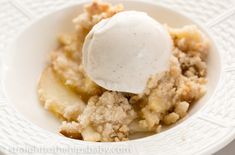 A piece of apple and pear crumble on a spoon. Apple Betty Recipe, Apple Pear Crumble, Best Apple Crumble Recipe, Recipe With Oatmeal, Apple Betty, Oatmeal Cookie Crust, Pear Cobbler, Pear Crumble, Apple Desserts Easy