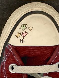 Put a picture of your shoe that has a drawing on it and if you have it follow me and I will follow you •ᴗ• Converse Shoe Drawing Ideas, Heartstopper Clothes Style, Drawing On Sneakers Ideas, Heartstopper Outfit Ideas, Heartstopper Converse, Converse Drawings, Heartstopper Shoes, Converse Painting Ideas