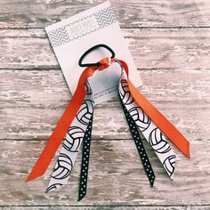 Volleyball Team Spirit Ribbon Ponies  These are absolutely perfect for you and your entire volleyball team.  Such fun to have these bouncing in their hair while they are playing!!  The ribbon ponies are pictured above with orange and black team colors, but I can do any color combo you wish. The volleyball ribbon will stay the same and will add to ribbon of your choice for your team colors.  When purchasing, please list what your team colors are in the comment section.  What girl would not love t Team Spirit Crafts, Volleyball Ribbon, Volleyball Hair Bows, Volleyball Crafts, Volleyball Bows, Volleyball Team Gifts, Volleyball Hair, Ribbon Hair Ties, Hair Ties Diy