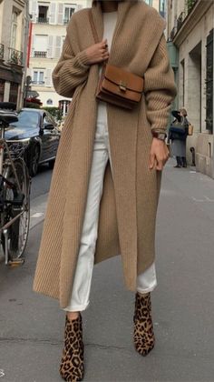 Outfit Elegantes, Look Zara, Fall Fashion Coats, Street Style Bags, Colorful Outfits, Boating Outfit, Maxi Cardigan, Camel Coat, Vestidos Vintage