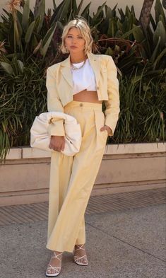 Yellow Monochromatic Outfit, Light Yellow Outfit, Yellow Bodysuit Outfit, Aunt Vibes, Summer Office Outfits, Style Feminine, Estilo Fitness, Monochromatic Outfit, Spring 2025