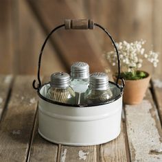 Bucket Salt & Pepper Caddy Rustic Farmhouse Table, Farmhouse Table Decor, Mini Mason Jars, Farmhouse Kitchen Tables, Primitive Kitchen, Classic Kitchen, Antique Kitchen, Glass Mason Jars, Farmhouse Style Kitchen