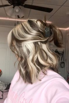 Pop Of Blonde In Brown Hair, Blonde And Brown Chunky Hair, Medium Brown Hair With Colored Highlights, Black And Blonde Wavy Hair, Cowgirl Hair Color Ideas, Blond Hair Ideas Shoulder Length, Alt Highlight Hair, Blonde Dark Brown Highlights, Blonde Hair Brown Front Pieces