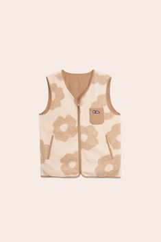 Un gilet sans manches réversible en polaire effet sherpa. Tissu en polyester recyclé, léger et coupe-vent. Recycled Polyester Fabric, Fleece Vest, Sleeveless Vest, Plein Air, Polyester Fabric, Daisy, Sewing