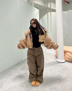 Cold Weather Streetwear Outfits, Womens Winter Streetwear Fashion, Winter Baddie Aesthetic, Warm Streetwear Outfits, Cold Winter Street Style, Timbs Outfits Women Winter, Urban Winter Outfits, New York Street Style Winter, Korean Street Fashion Winter