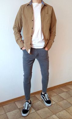 vans old skool skinny jeans boys guys outfit | vans love #vans #vansoldskool #skinnyjeansboys Tan Shirt Outfit, Vans Outfit Men, Outfit Vans, Vans Outfit, Tan Shirt, Stylish Men Casual, Streetwear Mode, Mens Trendy Outfits