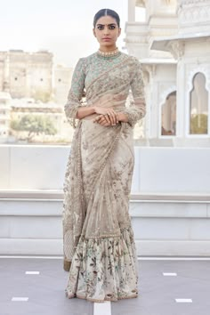 Sabyasachi Sarees, Outfits Primavera, Saree Bollywood, Salwar Kamiz, Saree Designs Party Wear, Ghagra Choli, Desi Clothes, Indian Couture, Elegant Saree