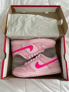 Nike Blazer Outfit, Pink Nike Shoes, Pretty Sneakers, Nike Shoes Girls, Preppy Shoes, Jordan Shoes Girls, Jordan Shoes Retro