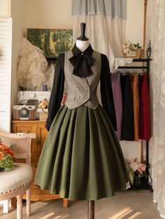 Retro Classic Forest Pleats Skirt – Belchic Modern 1940s Fashion, Orphanage Outfit, Green Academia Fashion, Journalist Outfit, Winter Formal Wear, Librarian Clothes, Modern Victorian Fashion, Vintage Retro Outfits, Baker Clothes