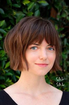 Short Bobs With Bangs, Chic Short Haircuts, Short Hairstyles Fine, Straight Hair Cuts, Bob Haircut With Bangs, Short Haircut, Short Hair With Bangs, Short Hair Haircuts