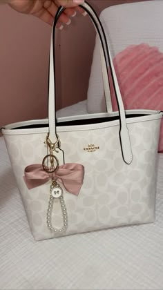 Coach Pink Purse, Pink Coach Bags, Coach School Bag, Small Bags Aesthetic, Coquette Purses, Purses For School, Coach Purse Aesthetic, Coach Purse Outfit, Coach Bags Aesthetic