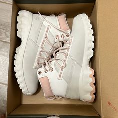 New In Box Size 9.5 Us Luxury Timberland Winter Boots, Off White Hiking Boots, Bridal Hiking Boots, Pink Hiking Boots, Idaho Fashion, Purple Timberland Boots, Brown Snow Boots, Beige Suede Boots, White Mountain Boots