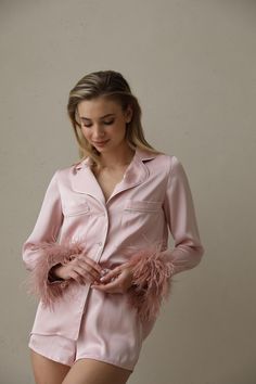 Wedding Pajamas Bridesmaids, Sleepwear Photoshoot Ideas, Fancy Pajamas, Bride Pajama Set, Pink Silk Pajamas, Rose Bride, Bridesmaid Pajama, Bubble Clothes, Bride Pajama