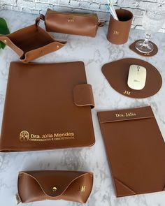 Deixe o seu escritório e local de trabalho com a sua identidade! Veja cores disponíveis em nosso Site! Escolha seus produtos pelo nosso site realezastoreof.com.br ou acesse pelo link da Bio ✨ Leather Corporate Gifts, Diy Leather Working, Personalized Corporate Gifts, Unique Corporate Gifts, Swag Ideas, Diy Leather Projects, Leather Folder, My Style Bags, Leather Store