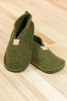 Moccasin Patterns, Boiled Wool Fabric, Knit Slippers, Knitted Slippers Pattern, Diy Slippers, Diy Wool, Handmade Slippers, Pike Place Market, Sewing Tutorials Free