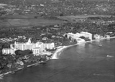 an aerial view of the beach and hotels in black and white photo taken from above