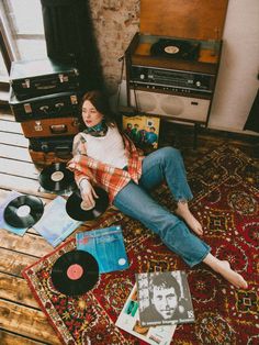 Пластинки, винил, проигрыватель, девушка, музыка, плёнка, ретро Family On Christmas, Vinyl Player, Vintage Photoshoot, Stylish Photo Pose