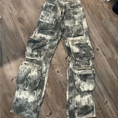 Printed Baggy Streetwear Cargo Pants. Fit Like Us Women’s Size 4. Nwt. Never Worn Cargo Pants Fit, Baggy Cargos, Vintage Cargo Pants, Streetwear Cargo Pants, Cargo Pants Color, Pocket Cargo Pants, Baggy Streetwear, Baggy Cargo Pants, Carhartt Pants