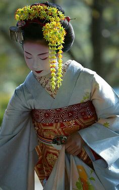 Geisha Traditional Japanese Clothing, All About Japan, Memoirs Of A Geisha, Turning Japanese, Afrique Art, Geisha Art, Japanese Clothing, Japanese Hairstyle