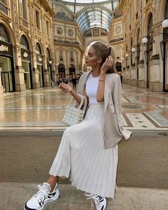 Minimalist Moda, Accordion Skirt, Outfit Elegantes, Pleated Skirt Outfit, Europe Outfits, Beige Outfit, Rock Outfit, Tall Fashion, Shoes Soft