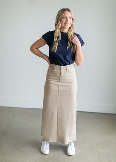 "Casual and Chic: Denim Skirt Looks You'll Love" Khaki Skirt Outfits, Long Khaki Skirt, Pink Pleated Midi Skirt, Everyday Skirt, Denim Skirt Trend, Everyday Skirts, Denim Skirt Outfits, Long Skirt Outfits, Long Denim Skirt