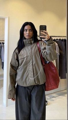 Cargo Pants Outfit Winter, Outfit For Rainy Day, Rainy Outfit, Parachute Pants Outfit, Windbreaker Outfit, Rain Outfit, Raincoat Outfit, Winter Pants Outfit, Look Jean