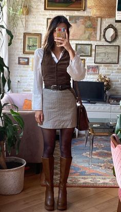 vest paired with a micro plaid miniskirt( ◠‿◠ ) Vinter Mode Outfits, 40s Mode, Academia Outfits, American Beauty, Looks Chic, Inspired Outfits, 가을 패션, Autumn Outfit