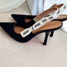 Black Technical Fabric Size Us, 9.5 , Europe 39.5 10 Cm / 4 Inches Comma Heel "The J'adior Slingback Pump Is A Prime Example Of Dior's Savoir-Faire. Crafted In The Christian Dior Italian Ateliers, The Silhouette Is Distinguished By Black Technical Fabric. The Two-Tone Embroidered 'J'adior' Ribbon Is Embellished With A Flat Bow And The 10 Cm Comma Heel Offers The Final Elegant Touch For An Evening Look" Kasut Tumit Tinggi, Dior Boots, Hak Tinggi, Dorothy Dandridge, Dr Shoes, Designer High Heels, Elegante Casual, Trending Boots, Stiletto Sandals