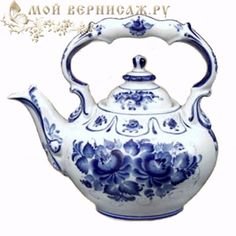 a blue and white tea pot with flowers on the bottom is shown in russian language