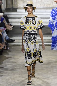 Temperley London Spring 2016 Ready-to-Wear Collection Photos - Vogue http://www.vogue.com/fashion-shows/spring-2016-ready-to-wear/temperley-london/slideshow/collection#13 London Spring, Temperley London, Spring Summer 2016, 2016 Fashion, London Fashion, Vanity Fair, Colorful Fashion, London Fashion Week, Spring Summer Fashion