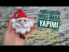 a small crocheted santa clause is shown in front of a brick wall with the words, amigurum noel baba yapmi