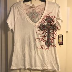 Vintage ‘08 Ransom White Tee Nwt Vintage Nwt. Reasonable Offers Accepted! What To Wear With A White Shirt, Thrift Finds Clothes, Low Rise Jeans Outfit, Poshmark Clothes, Thrift Inspo, Red Tops, Y2k Clothing, Easy Trendy Outfits, Swaggy Outfits