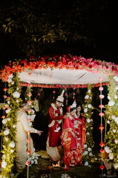 Traditional mandap design Bengali Wedding Kunjo Design, Bangladesh Wedding Decoration, Wedding Decorations Bengali, Bengali Wedding Mandap Decoration, Bengali Wedding Backdrop, Bengali Mandap Decoration, Bengali Biyer Piri Design, Bengali Wedding Decorations