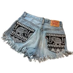 💖Diese Jeansshorts im Vintage-Stil zeichnen sich durch eine einzigartige Mischung aus thailändischen Elefantentaschendekorationen und einem mit Nieten besetzten Hippie-Stil aus GRÖSSE Taille: 29" Hüfte-35" Rise-10" 💖Machen Sie sich keine Sorgen, wenn Ihnen dieses Design gefällt und Sie es in Ihrer Größe benötigen - wir können es für Sie anpassen.  Auf Bestellung gefertigt: zusätzliche Zeit 2-3 WOCHEN Bitte geben Sie detaillierte Informationen zu den Größen und Materialien an, die Sie für Ihre Handmade Jeans, Thai Elephant, Stud Style, Vintage Hippie, Womens Jeans, Short En Jean, Blue Denim Jeans, Jeans Shorts, Vintage Stil