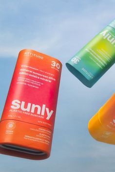 Protect your skin with Sunly. ATTITUDE™ SPF 30 sunscreen stick is formulated with non-nano zinc oxide to limit our impact on coral reefs. This mineral filter provides broad spectrum protection against UVA and UVB rays. Practical and environmentally friendly, it comes in a biodegradable cardboard tube and applies easily without leaving white traces. Suncream Packaging, Sunscreen Packaging Design, Sunscreen Design, Sunscreen Product, Cosmetic Package, Sunscreen Spray, Sunscreen Stick, Sport Nutrition